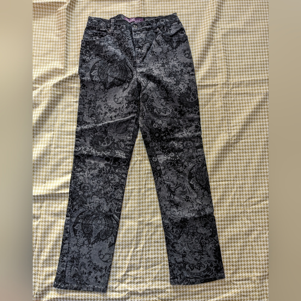 Gloria Vanderbilt jeans size 8 petite black with paisley pattern